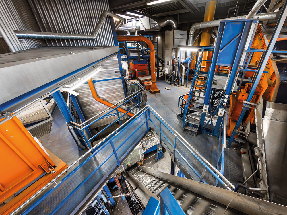 Maschinenhalle von soRec mit verschiedenen Recyclingmaschinen, z.B. Trommelmagnet